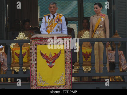 Bangkok, Tailandia. 06 Maggio, 2019. Thailandia del re Maha Vajiralongkorn Bodindradebayavarangkun e Regina Suthida appaiono sul balcone della Suddhaisavarya Prasad hall del Grand Palace durante una udienza pubblica l'ultimo giorno della sua incoronazione reale a Bangkok. Credito: SOPA Immagini limitata/Alamy Live News Foto Stock