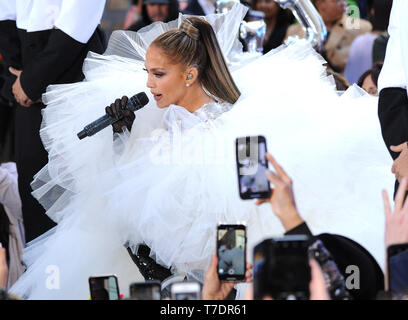 New York, New York, Stati Uniti d'America. 06 Maggio, 2019. Jennifer Lopez esegue in estate oggi una serie di concerti dal 6 maggio 2019 al Rockefeller Center di New York City. Credito: John Palmer/media/punzone Alamy Live News Foto Stock