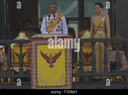 Bangkok, Tailandia. Il 6 maggio, 2019. Thailandia del re Maha Vajiralongkorn Bodindradebayavarangkun e Regina Suthida appaiono sul balcone della Suddhaisavarya Prasad hall del Grand Palace durante una udienza pubblica l'ultimo giorno della sua incoronazione reale a Bangkok. Credito: Chaiwat Subprasom SOPA/images/ZUMA filo/Alamy Live News Foto Stock