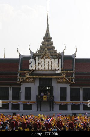 Bangkok, Tailandia. Il 6 maggio, 2019. Thailandia del re Maha Vajiralongkorn Bodindradebayavarangkun e Regina Suthida appaiono sul balcone della Suddhaisavarya Prasad hall del Grand Palace durante una udienza pubblica l'ultimo giorno della sua incoronazione reale a Bangkok. Credito: Chaiwat Subprasom SOPA/images/ZUMA filo/Alamy Live News Foto Stock