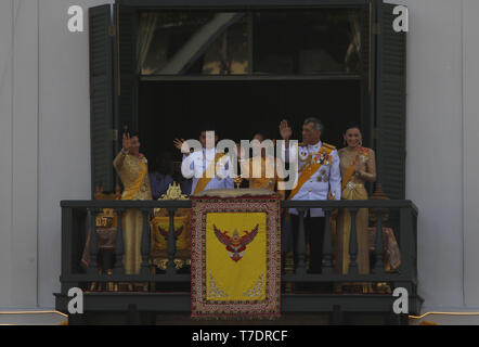 Bangkok, Tailandia. Il 6 maggio, 2019. I membri della Famiglia Reale Tailandese (L-R) Principessa Sirivannavari Nariratana, Principe Dipangkorn Rasmijoti, Principessa Bajrakitiyabha, re Maha Vajiralongkorn Bodindradebayavarangkun e Regina Suthida appaiono sul balcone della Suddhaisavarya Prasad hall del Grand Palace durante una udienza pubblica l'ultimo giorno della sua incoronazione reale a Bangkok. Credito: Chaiwat Subprasom SOPA/images/ZUMA filo/Alamy Live News Foto Stock