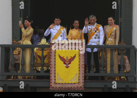 Bangkok, Tailandia. Il 6 maggio, 2019. I membri della Famiglia Reale Tailandese (L-R) Principessa Sirivannavari Nariratana, Principe Dipangkorn Rasmijoti, Principessa Bajrakitiyabha, re Maha Vajiralongkorn Bodindradebayavarangkun e Regina Suthida appaiono sul balcone della Suddhaisavarya Prasad hall del Grand Palace durante una udienza pubblica l'ultimo giorno della sua incoronazione reale a Bangkok. Credito: Chaiwat Subprasom SOPA/images/ZUMA filo/Alamy Live News Foto Stock