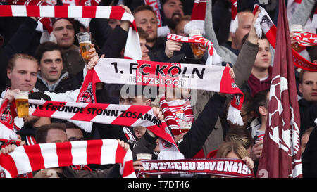 06 maggio 2019, il Land della Baviera, Fürth: Calcio: Seconda Bundesliga, SpVgg Greuther Fürth - 1FC Colonia, XXXII Giornata al Sportpark Ronhof Thomas Sommer. Colonia ventilatori creano atmosfera prima del gioco. Nota importante: In conformità con i requisiti del DFL Deutsche Fußball Liga o la DFB Deutscher Fußball-Bund, è vietato utilizzare o hanno utilizzato fotografie scattate allo stadio e/o la partita in forma di sequenza di immagini e/o video-come sequenze di foto. Foto: Daniel Karmann/dpa Foto Stock