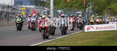 Oulton Park, Little Budworth, UK. Il 6 maggio, 2019. Bennetts British Superbike, round 2, giorno 3; BSB Superbike gara 1 partirà come Josh Brookes (AUS) essere più saggio Ducati porta fuori il credito di inizio: Azione Plus sport/Alamy Live News Foto Stock