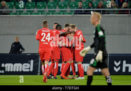 06 maggio 2019, il Land della Baviera, Fürth: Calcio: Seconda Bundesliga, SpVgg Greuther Fürth - 1FC Colonia, XXXII Giornata al Sportpark Ronhof Thomas Sommer. Colonia allietare i giocatori dopo il traguardo a 0:2. Nota importante: In conformità con i requisiti del DFL Deutsche Fußball Liga o la DFB Deutscher Fußball-Bund è vietato utilizzare o hanno utilizzato le foto scattate nello stadio e/o la partita in forma di sequenza di foto e/o video-come sequenze di foto. Foto: Timm Schamberger/dpa Foto Stock