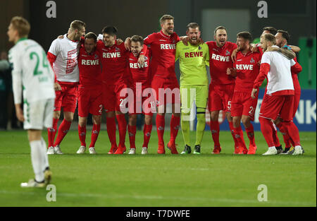 06 maggio 2019, il Land della Baviera, Fürth: Calcio: Seconda Bundesliga, SpVgg Greuther Fürth - 1FC Colonia, XXXII Giornata al Sportpark Ronhof Thomas Sommer. Colonia i giocatori di celebrare la loro promozione per la Bundesliga. Nota importante: In conformità con i requisiti del DFL Deutsche Fußball Liga o la DFB Deutscher Fußball-Bund, è vietato utilizzare o hanno utilizzato fotografie scattate allo stadio e/o la partita in forma di sequenza di immagini e/o video-come sequenze di foto. Foto: Daniel Karmann/dpa Foto Stock