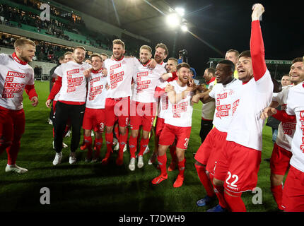 06 maggio 2019, il Land della Baviera, Fürth: Calcio: Seconda Bundesliga, SpVgg Greuther Fürth - 1FC Colonia, XXXII Giornata al Sportpark Ronhof Thomas Sommer. Colonia i giocatori di celebrare la loro promozione per la Bundesliga. Nota importante: In conformità con i requisiti del DFL Deutsche Fußball Liga o la DFB Deutscher Fußball-Bund, è vietato utilizzare o hanno utilizzato fotografie scattate allo stadio e/o la partita in forma di sequenza di immagini e/o video-come sequenze di foto. Foto: Daniel Karmann/dpa Foto Stock