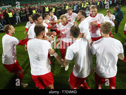 06 maggio 2019, il Land della Baviera, Fürth: Calcio: Seconda Bundesliga, SpVgg Greuther Fürth - 1FC Colonia, XXXII Giornata al Sportpark Ronhof Thomas Sommer. Colonia i giocatori di celebrare la loro promozione per la Bundesliga. Nota importante: In conformità con i requisiti del DFL Deutsche Fußball Liga o la DFB Deutscher Fußball-Bund, è vietato utilizzare o hanno utilizzato fotografie scattate allo stadio e/o la partita in forma di sequenza di immagini e/o video-come sequenze di foto. Foto: Daniel Karmann/dpa Foto Stock