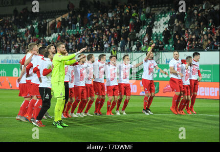 06 maggio 2019, il Land della Baviera, Fürth: Calcio: Seconda Bundesliga, SpVgg Greuther Fürth - 1FC Colonia, XXXII Giornata al Sportpark Ronhof Thomas Sommer. Colonia i giocatori di celebrare la loro promozione per la Bundesliga. Nota importante: In conformità con i requisiti del DFL Deutsche Fußball Liga o la DFB Deutscher Fußball-Bund, è vietato utilizzare o hanno utilizzato fotografie scattate allo stadio e/o la partita in forma di sequenza di immagini e/o video-come sequenze di foto. Foto: Timm Schamberger/dpa Foto Stock