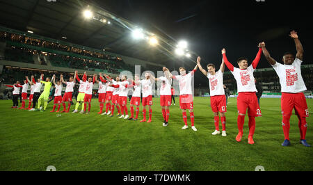 06 maggio 2019, il Land della Baviera, Fürth: Calcio: Seconda Bundesliga, SpVgg Greuther Fürth - 1FC Colonia, XXXII Giornata al Sportpark Ronhof Thomas Sommer. Colonia i giocatori di celebrare la loro promozione per la Bundesliga. Nota importante: In conformità con i requisiti del DFL Deutsche Fußball Liga o la DFB Deutscher Fußball-Bund, è vietato utilizzare o hanno utilizzato fotografie scattate allo stadio e/o la partita in forma di sequenza di immagini e/o video-come sequenze di foto. Foto: Daniel Karmann/dpa Foto Stock