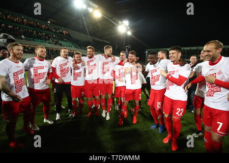 06 maggio 2019, il Land della Baviera, Fürth: Calcio: Seconda Bundesliga, SpVgg Greuther Fürth - 1FC Colonia, XXXII Giornata al Sportpark Ronhof Thomas Sommer. Colonia i giocatori di celebrare la loro promozione per la Bundesliga. Nota importante: In conformità con i requisiti del DFL Deutsche Fußball Liga o la DFB Deutscher Fußball-Bund, è vietato utilizzare o hanno utilizzato fotografie scattate allo stadio e/o la partita in forma di sequenza di immagini e/o video-come sequenze di foto. Foto: Daniel Karmann/dpa Foto Stock