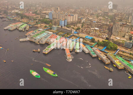 Dacca in Bangladesh. Xiii Apr, 2019. (Nota del redattore: immagine scattata con drone) .Il Porto di Dhaka visto con traffico.Porto di Dhaka è un importante porto fluviale sul fiume Buriganga a Dhaka, la capitale e la più grande città del Bangladesh. Questo fiume porta ha registrato un esistenza in quanto l'impero Mughal. La porta si trova nella parte meridionale della città. È il Bangladesh il porto più trafficato in termini di traffico passeggeri. Il porto dispone di servizi per la maggior parte dei distretti del Bangladesh. Insieme a Barisal, Chandpur e Narayanganj; la porta di Dhaka gestisce 60 milioni di tonnellate di merci e 40 milioni di passeggeri in ogni Foto Stock