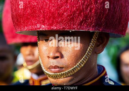 Bangkok, Tailandia. 06 Maggio, 2019. HM Re Maha Vajiralongkorn Bodindradebayavarangkun concede una udienza pubblica su un balcone di Suddhaisavarya Prasad hall del Grand Palace a ricevere i suoi auguri di pronta guarigione da parte del popolo, del 06 maggio 2019 Credit: Albert Nieboer/Paesi Bassi OUT/point de vue OUT |/dpa/Alamy Live News Foto Stock