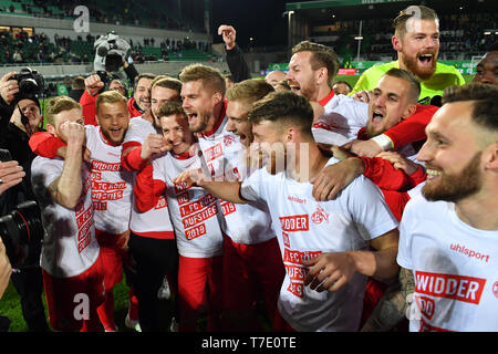 La Furth, Deutschland. 06 Maggio, 2019. Koeln sorge in 1.Bundesliga! Foto del Team, team, team team foto, giubilo, gioia, entusiasmo, calcio 2. Bundesliga/Greuther Furth (FUE) - 1.FC Colonia (K) 0-4, 32.Spieltag, giornata32, League2, stagione 2018/19 su 06/05/2019. SPORTPARK RONHOF/THOMAS estate a Fürth. DFL regolamenti vietano qualsiasi uso della fotografia come sequenze di immagini e/o quasi video. | Utilizzo di credito in tutto il mondo: dpa/Alamy Live News Foto Stock