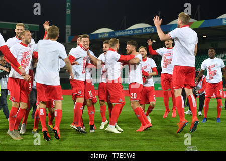 La Furth, Deutschland. 06 Maggio, 2019. Koeln sorge in 1.Bundesliga! Foto del Team, team, team team foto, giubilo, gioia, entusiasmo, calcio 2. Bundesliga/Greuther Furth (FUE) - 1.FC Colonia (K) 0-4, 32.Spieltag, giornata32, League2, stagione 2018/19 su 06/05/2019. SPORTPARK RONHOF/THOMAS estate a Fürth. DFL regolamenti vietano qualsiasi uso della fotografia come sequenze di immagini e/o quasi video. | Utilizzo di credito in tutto il mondo: dpa/Alamy Live News Foto Stock