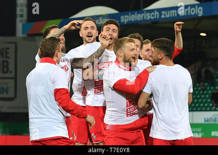 La Furth, Deutschland. 06 Maggio, 2019. Koeln sorge in 1.Bundesliga! Foto del Team, team, team team foto, giubilo, gioia, entusiasmo, calcio 2. Bundesliga/Greuther Furth (FUE) - 1.FC Colonia (K) 0-4, 32.Spieltag, giornata32, League2, stagione 2018/19 su 06/05/2019. SPORTPARK RONHOF/THOMAS estate a Fürth. DFL regolamenti vietano qualsiasi uso della fotografia come sequenze di immagini e/o quasi video. | Utilizzo di credito in tutto il mondo: dpa/Alamy Live News Foto Stock