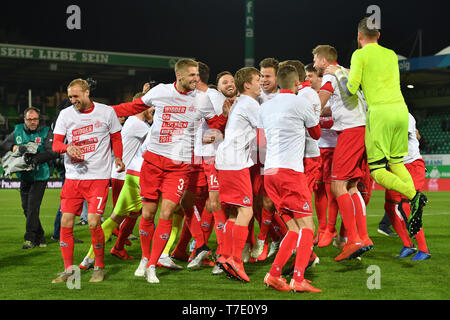 La Furth, Deutschland. 06 Maggio, 2019. Koeln sorge in 1.Bundesliga! Foto del Team, team, team team foto, giubilo, gioia, entusiasmo, calcio 2. Bundesliga/Greuther Furth (FUE) - 1.FC Colonia (K) 0-4, 32.Spieltag, giornata32, League2, stagione 2018/19 su 06/05/2019. SPORTPARK RONHOF/THOMAS estate a Fürth. DFL regolamenti vietano qualsiasi uso della fotografia come sequenze di immagini e/o quasi video. | Utilizzo di credito in tutto il mondo: dpa/Alamy Live News Foto Stock