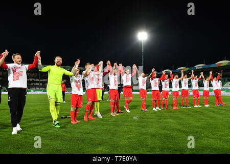 La Furth, Deutschland. 06 Maggio, 2019. Koeln sorge in 1.Bundesliga! Foto del Team, team, team team foto, giubilo, gioia, entusiasmo, calcio 2. Bundesliga/Greuther Furth (FUE) - 1.FC Colonia (K) 0-4, 32.Spieltag, giornata32, League2, stagione 2018/19 su 06/05/2019. SPORTPARK RONHOF/THOMAS estate a Fürth. DFL regolamenti vietano qualsiasi uso della fotografia come sequenze di immagini e/o quasi video. | Utilizzo di credito in tutto il mondo: dpa/Alamy Live News Foto Stock