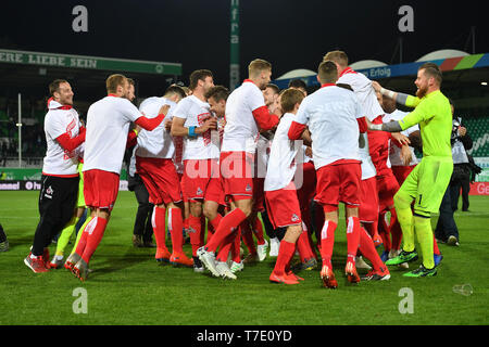 La Furth, Deutschland. 06 Maggio, 2019. Koeln sorge in 1.Bundesliga! Foto del Team, team, team team foto, giubilo, gioia, entusiasmo, calcio 2. Bundesliga/Greuther Furth (FUE) - 1.FC Colonia (K) 0-4, 32.Spieltag, giornata32, League2, stagione 2018/19 su 06/05/2019. SPORTPARK RONHOF/THOMAS estate a Fürth. DFL regolamenti vietano qualsiasi uso della fotografia come sequenze di immagini e/o quasi video. | Utilizzo di credito in tutto il mondo: dpa/Alamy Live News Foto Stock