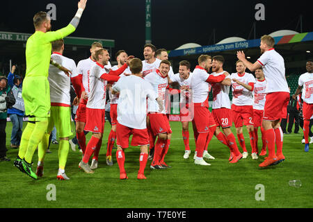 La Furth, Deutschland. 06 Maggio, 2019. Koeln sorge in 1.Bundesliga! Foto del Team, team, team team foto, giubilo, gioia, entusiasmo, calcio 2. Bundesliga/Greuther Furth (FUE) - 1.FC Colonia (K) 0-4, 32.Spieltag, giornata32, League2, stagione 2018/19 su 06/05/2019. SPORTPARK RONHOF/THOMAS estate a Fürth. DFL regolamenti vietano qualsiasi uso della fotografia come sequenze di immagini e/o quasi video. | Utilizzo di credito in tutto il mondo: dpa/Alamy Live News Foto Stock