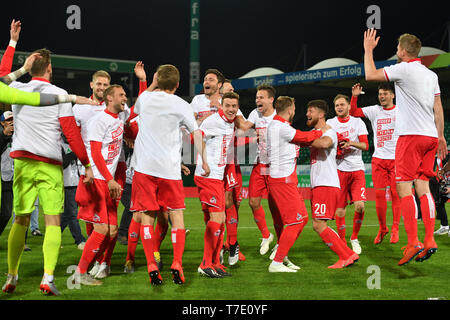 La Furth, Deutschland. 06 Maggio, 2019. Koeln sorge in 1.Bundesliga! Foto del Team, team, team team foto, giubilo, gioia, entusiasmo, calcio 2. Bundesliga/Greuther Furth (FUE) - 1.FC Colonia (K) 0-4, 32.Spieltag, giornata32, League2, stagione 2018/19 su 06/05/2019. SPORTPARK RONHOF/THOMAS estate a Fürth. DFL regolamenti vietano qualsiasi uso della fotografia come sequenze di immagini e/o quasi video. | Utilizzo di credito in tutto il mondo: dpa/Alamy Live News Foto Stock