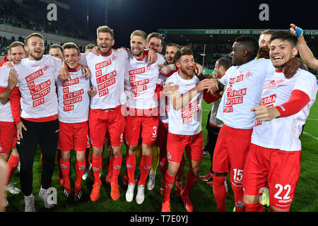 La Furth, Deutschland. 06 Maggio, 2019. Koeln sorge in 1.Bundesliga! Foto del Team, team, team team foto, giubilo, gioia, entusiasmo, calcio 2. Bundesliga/Greuther Furth (FUE) - 1.FC Colonia (K) 0-4, 32.Spieltag, giornata32, League2, stagione 2018/19 su 06/05/2019. SPORTPARK RONHOF/THOMAS estate a Fürth. DFL regolamenti vietano qualsiasi uso della fotografia come sequenze di immagini e/o quasi video. | Utilizzo di credito in tutto il mondo: dpa/Alamy Live News Foto Stock