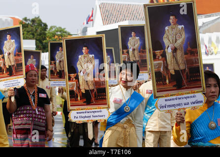 Bangkok, Tailandia. Il 7 maggio, 2019. Ben wishers visto ritratti di contenimento della Thailandia del Re Rama X durante un elefante Royal Parade (non mostrato) per celebrare la Thailandia del re Maha Vajiralongkorn Bodindradebayavarangkun incoronazione a Bangkok. Credito: Chaiwat Subprasom SOPA/images/ZUMA filo/Alamy Live News Foto Stock