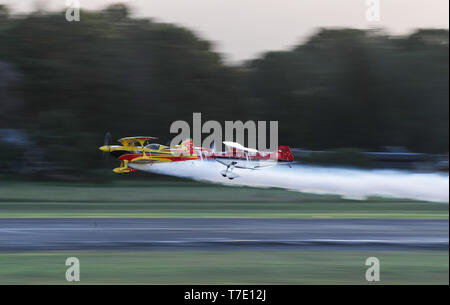 Sydney, Australia. Il 5 maggio, 2019. Gli aeroplani di eseguire durante la Wings Over Illawarra Airshow Illawarra all aeroporto, circa 100 km a sud di Sydney, Australia, il 5 maggio 2019. La morte-sfidando i piloti stunt, all'avanguardia della tecnologia aeronautica e una schiera di classic II Guerra Mondiale i combattenti sono solo alcune delle cose sul display in corrispondenza di uno di Australia la più grande mostra dell'aria. Per andare con 'Funzione: Stunt piloti, jet militari, classic warbirds vai sul display a Aussie' airshow Credito: Bai Xuefei/Xinhua/Alamy Live News Foto Stock