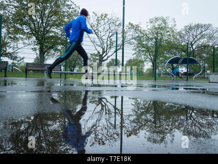 Billingham, Stockton on Tees, Regno Unito. Il 7 maggio 2019. Meteo REGNO UNITO: Early Morning jogging in un freddo e umido di martedì mattina in Billingham, a nord-est dell' Inghilterra. Credito: Alan Dawson/Alamy Live News Foto Stock