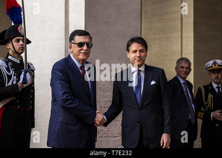 Roma, Roma, Italia. Il 6 maggio, 2019. Primo ministro italiano Giuseppe Conte incontrato Fayez Mustafa al-Sarraj il Presidente del Consiglio presidenziale di Libia e il primo ministro del governo di intesa nazionale della Libia a Palazzo Chigi in Roma.Libia visite Al-Sarraj paesi europei per esaminare la soluzione per la crisi in corso. Questo è il primo viaggio per Al-Sarraj poiché l'attacco su Tripoli da Khalifa Haftar di forze ha iniziato il 04 aprile. Più di 300 persone sono state uccise e più di 1.500 feriti in settimane di lotta in Libia. L offensiva per prendere il controllo di Tripoli ha lanciato da Kha Foto Stock