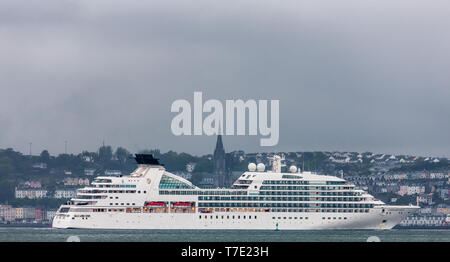 Cobh, Cork, Irlanda. 07 Maggio, 2019. Su un nuvoloso, nuvoloso mattina la nave da crociera Seabourn Ricerca vapori verso la storica cittadina di Cobh Co. Cork, Irlanda. Credito: David Creedon/Alamy Live News Foto Stock