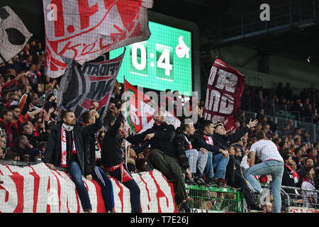 La Furth, Deutschland. 06 Maggio, 2019. Koeln sorge in 1.Bundesliga! Ventole, gli appassionati di calcio di celebrare il Wiederaufstieg.giubilo, gioia, entusiasmo, calcio 2. Bundesliga/Greuther Furth (FUE) - 1.FC Colonia (K) 0-4, 32.Spieltag, giornata32, Liga2, stagione 2018/19 su 06.05 .2019. SPORTPARK RONHOF/THOMAS estate a Fürth. DFL regolamenti vietano qualsiasi uso della fotografia come sequenze di immagini e/o quasi video. | Utilizzo di credito in tutto il mondo: dpa/Alamy Live News Foto Stock