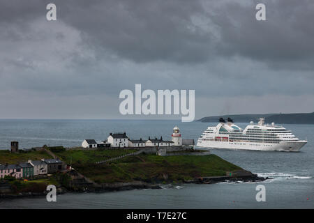 Roches Point, Cork, Irlanda. 07 Maggio, 2019. Su un nuvoloso, nuvoloso mattina la nave da crociera Seabourn ricerca si avvicina alla bocca di porto di Cork dove passerà la Roches Point Lighthouse sul suo modo di visitare Cobh, Co. Cork, Irlanda. Credito: David Creedon/Alamy Live News Foto Stock