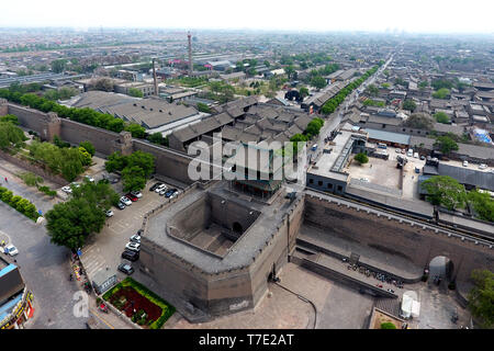 Di Pingyao. Il 7 maggio, 2019. Foto aerea adottate il 7 Maggio 2019 mostra lo scenario del Gate Fengyi torre in Pingyao, nel nord della Cina di nella provincia di Shanxi. Di Pingyao, un Patrimonio Mondiale UNESCO nel nord della Cina di nella provincia di Shanxi, è famoso per il suo ben conservato di architettura antica tra cui le mura della città. Credito: Zhan Yan/Xinhua/Alamy Live News Foto Stock