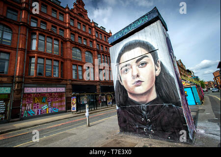 Manchester, Regno Unito. Il 7 maggio 2019. Un nuovo pezzo di arte di strada è apparso in Stevenson Square nel quartiere settentrionale di Manchester, UK. L'opera d'arte rappresenta il gioco dei troni carattere Arya Stark, svolto da attrice Maisie Williams, ed è stato creato dall'artista Akse, il francese-nato artista di strada che ha vissuto e lavorato in Manchester dal 1997. Tutto è parte esterna di progetto di arte pubblica dipendenza MCR, che sovrintende la street art-parte ricca del centro della citta'. Credito: Paolo Heyes/Alamy Live News Foto Stock