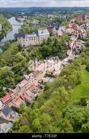 07 maggio 2019, in Sassonia, Leisnig: il castello Mildenstein sovrasta la Mulde e la piccola città Leisnig (prese con un drone). Dopo più di duecento anni il castello fontana può ora essere visitato nuovamente. Murato nel XIX secolo, il bene è stato aperto un paio di anni fa e ora è completamente scavato e restaurato. Il fondo del pozzetto è di 66 metri, che è di circa 11 metri al di sotto della canaletta. Foto: Jan Woitas/dpa-Zentralbild/dpa Foto Stock