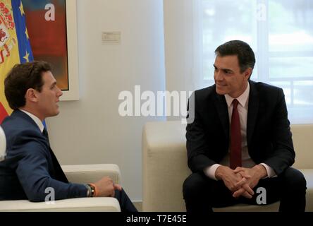 Madrid, Spagna. 07 Maggio, 2019. Madrid Spagna; 07/05/2019. Il presidente del governo spagnolo Pedro Sánchez, riceve il leader del Partito Ciudadanos (Cs) Alberto Rivera nel palazzo di Moncloa, nel primo round di contatti avviati dal Chief Executive dopo le elezioni generali del 28 aprile ( 28A) Sanchez ha iniziato a questo round, di aprire canali di dialogo per il buongoverno e verificare il comportamento delle parti rivolta verso l investitura nel parlamento del Regno di Spagna Credito: Juan Carlos Rojas/Picture Alliance | in tutto il mondo di utilizzo/dpa/Alamy Live News Foto Stock