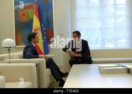 Madrid, Spagna. 07 Maggio, 2019. Madrid Spagna; 07/05/2019. Il presidente del governo spagnolo Pedro Sánchez, riceve il leader del Partito Ciudadanos (Cs) Alberto Rivera nel palazzo di Moncloa, nel primo round di contatti avviati dal Chief Executive dopo le elezioni generali del 28 aprile ( 28A) Sanchez ha iniziato a questo round, di aprire canali di dialogo per il buongoverno e verificare il comportamento delle parti rivolta verso l investitura nel parlamento del Regno di Spagna Credito: Juan Carlos Rojas/Picture Alliance | in tutto il mondo di utilizzo/dpa/Alamy Live News Foto Stock