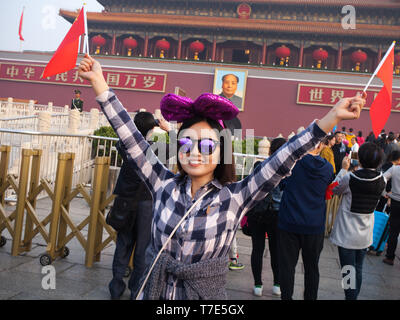 Pechino, Cina. 1 Ott 2017. Una giovane donna vede le bandiere di contenimento durante la Giornata Nazionale Cerimonia.Durante la giornata nazionale, molte persone cinesi andare a Piazza Tiananmen di posa per foto e di vedere la bandiera sollevamento cerimonia, per celebrare la fondazione della Repubblica popolare di Cina, il 1 ottobre 1949. Credito: Andrea Verdelli/SOPA Immagini/ZUMA filo/Alamy Live News Foto Stock