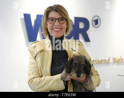 Colonia, Germania. 07 Maggio, 2019. La WDR presenter Bettina Böttinger trattiene il suo cane Finchen nelle sue braccia. Credito: Oliver Berg/dpa/Alamy Live News Foto Stock