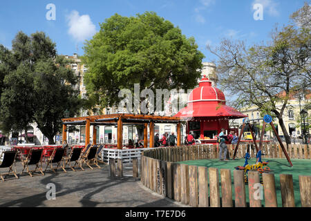 Arresto di persone per il caffè del mattino al di fuori di Time Out Ribeira edificio di mercato presso il cafe nel parco in Lisbona Lisboa Portogallo Europa KATHY DEWITT Foto Stock