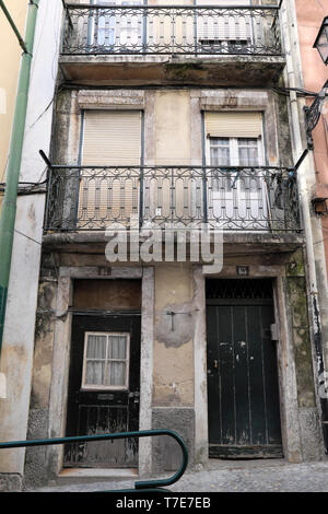 Vista verticale del fatiscente edificio di appartamenti con balconi nel residenziale quartiere di Alfama a Lisbona Portogallo Europa KATHY DEWITT Foto Stock