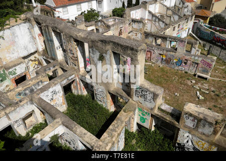 Vista dalla collina che guarda giù su edifici abbandonati senza tetto nel quartiere Alfama della città portoghese di Lisbona Portogallo Europa KATHY DEWITT Foto Stock