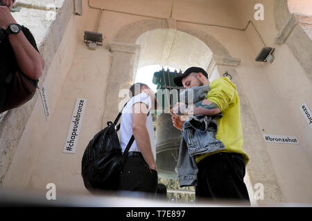 Giovane turista registra il suono della campana con iphone nella torre di Torre da Igreja do Castelo de São Jorge Lisbona Portogallo Europa KATHY DEWITT Foto Stock