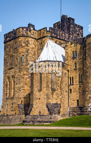 Alnwick Castle nel sole primaverile Foto Stock