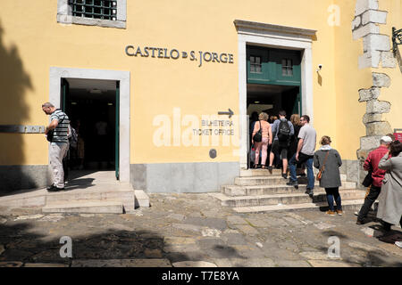 Linea di coda di turisti in coda fuori dall'ingresso al Castelo de Sao Jorge di acquistare i biglietti in Lisbona Portogallo Europa KATHY DEWITT Foto Stock