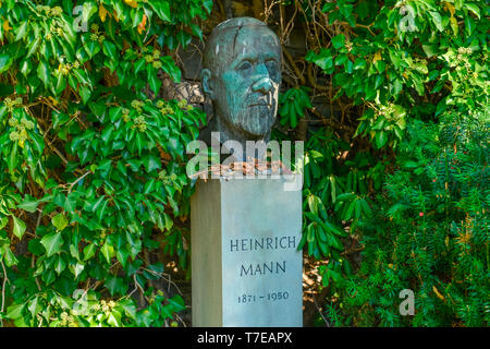 Grab, Heinrich Mann, Dorotheenstaedtischer Friedhof, Chausseestrasse, nel quartiere Mitte di Berlino, Deutschland, Dorotheenstädtischer Friedhof Foto Stock