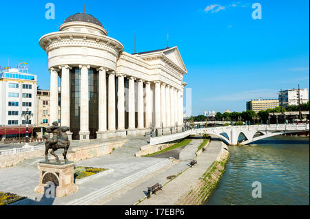 Museo archeologico di Macedonia, fiume Vardar e Eye Bridge, Skopje, Macedonia Foto Stock