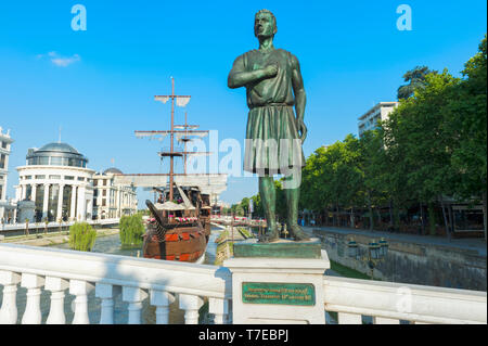 Galeone nave Ristorante e bar, fiume Vardar, Generale Pakmenion statua, Skopje, Macedonia Foto Stock