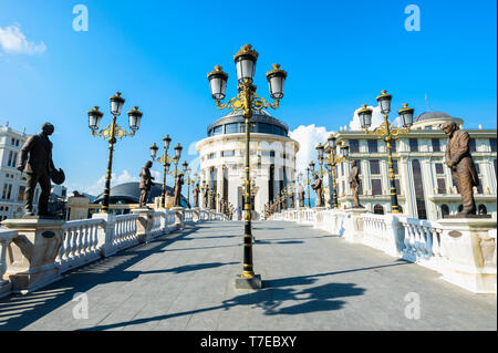 Gli edifici del governo, la polizia finanziaria Office, Ministero degli Affari Esteri, arte Bridge, Skopje, Macedonia Foto Stock